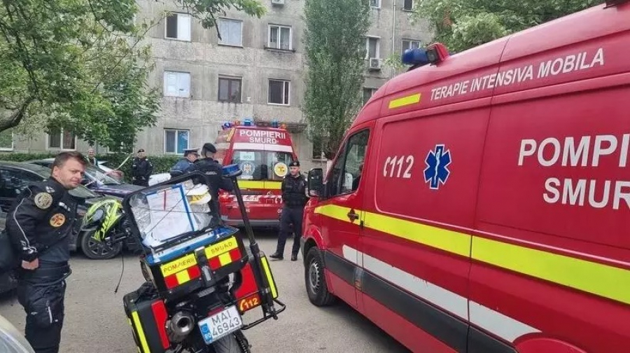 O femeie din Timişoara a sărit de pe bloc, cu doi copii mici în braţe