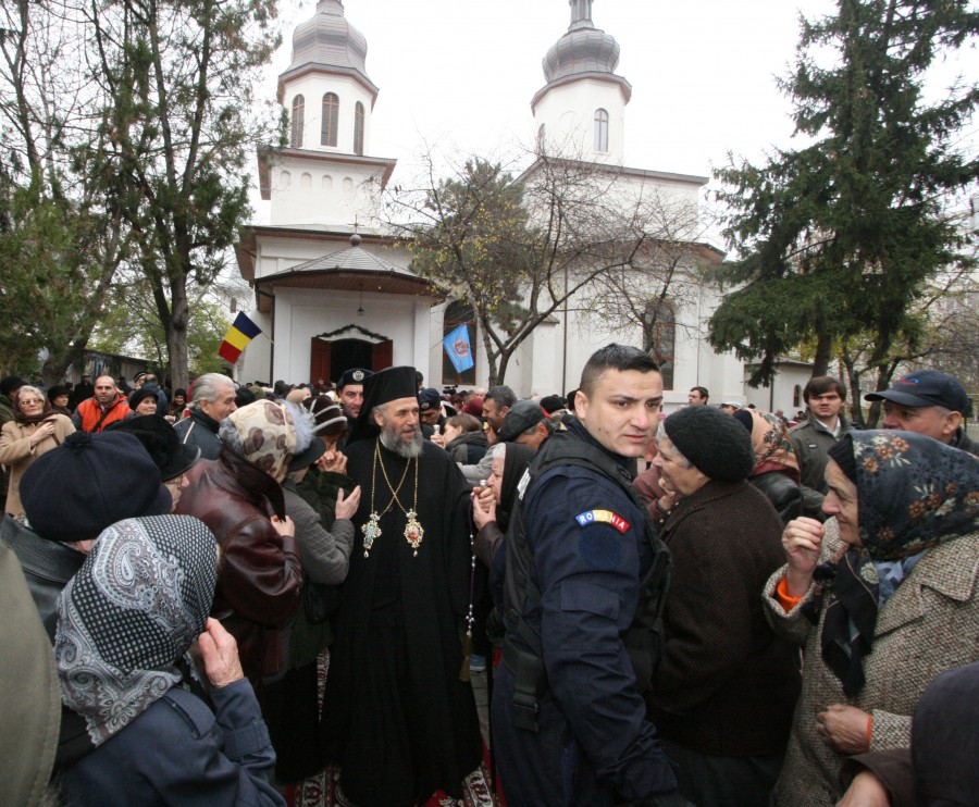 Resfinţirea Bisericii "Sfinţii Trei Ierarhi": Altar îmbrăcat în haină nouă