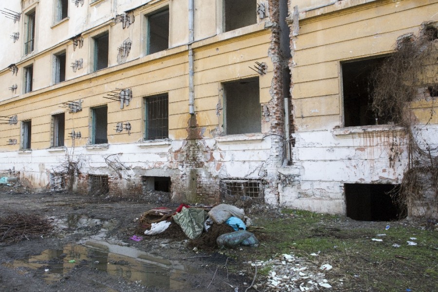 Paragină şi gunoaie în COMPLEXUL STUDENŢESC gălăţean (FOTO)