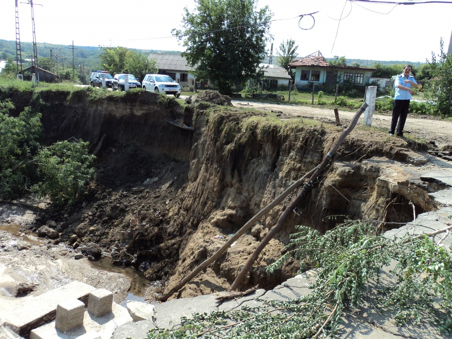 Pagube de zeci de milioane de lei în comunele afectate de ploi