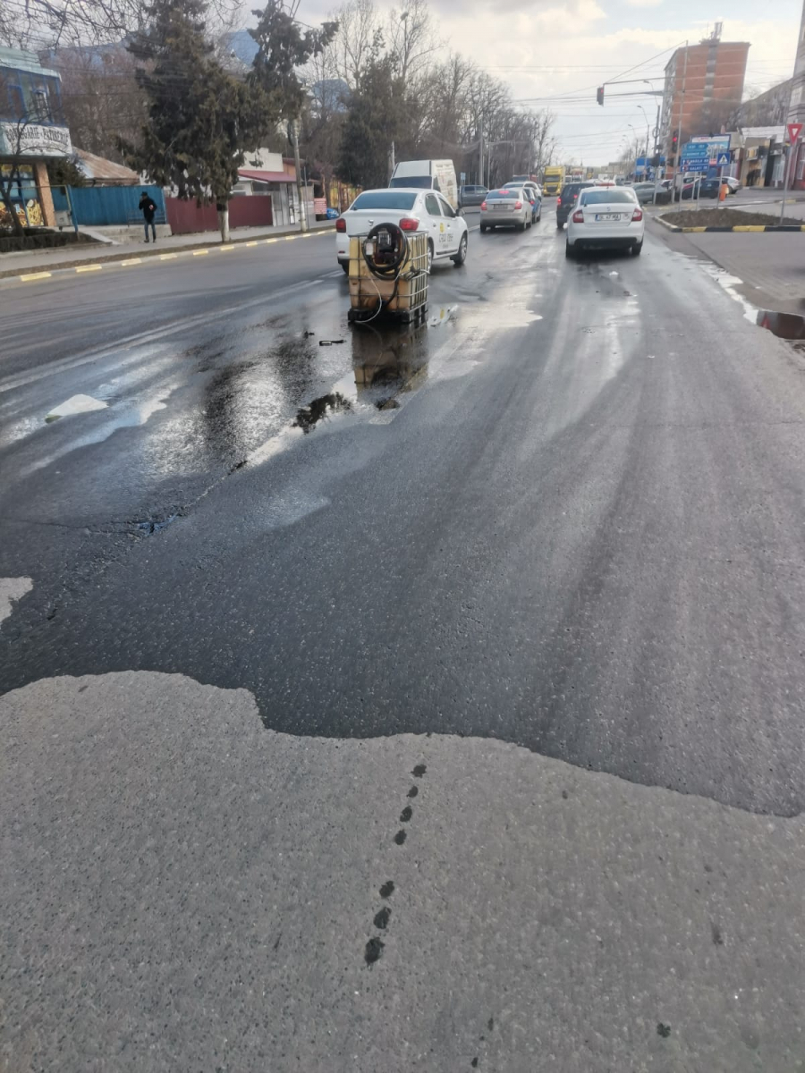 Un șofer a pierdut o tonă de motorină pe când ieșea din peco