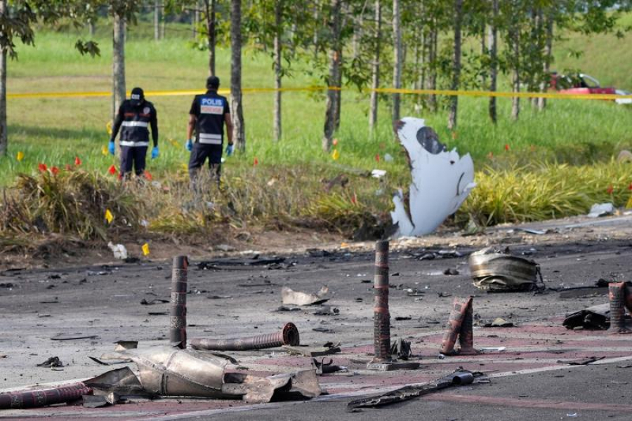 Avion prăbușit în mijlocul unei autostrăzi