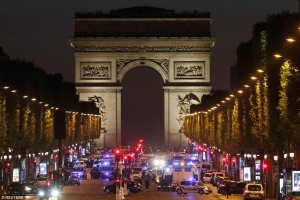 ATENTAT TERORIST înainte de alegerile prezidenţiale din Franţa. Poliţişti împuşcaţi pe Champs Elysees