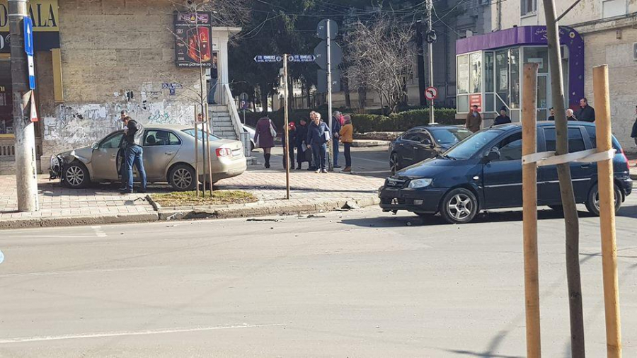 Două maşini lovite şi un pieton rănit