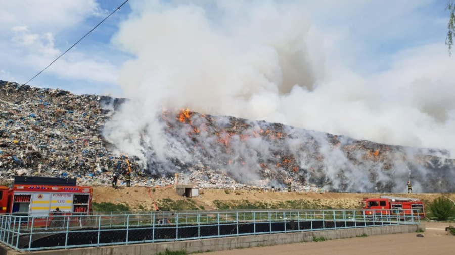 Amendă de 40.000 de lei pentru Ecosal, după incendiul produs la groapa de gunoi de la Tirighina