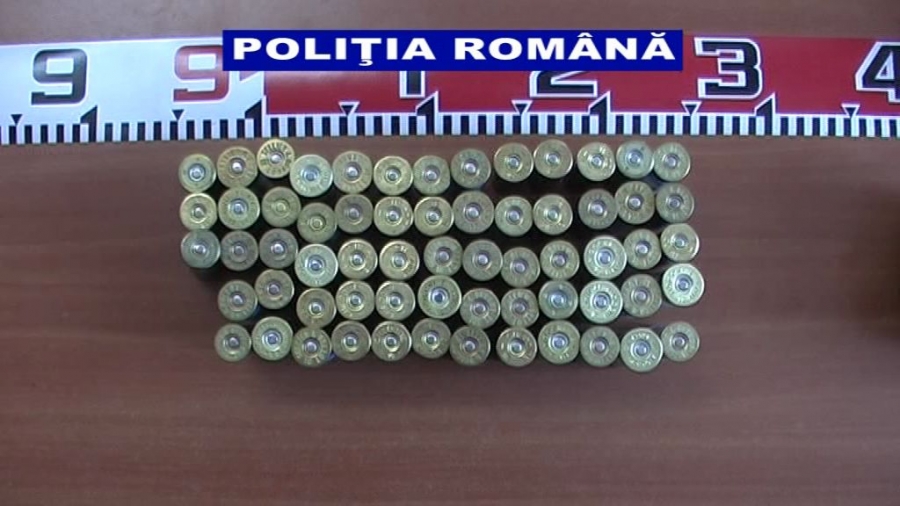 PERCHEZIȚII/ Armă de vânătoare şi muniţie, confiscate de poliţişti