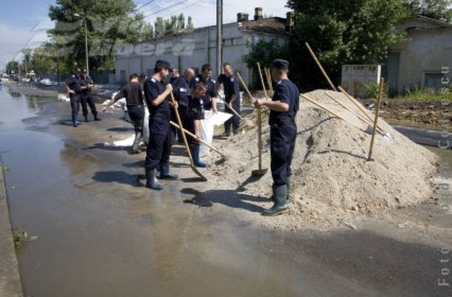 Pleacă jandarmii, scade şi apa