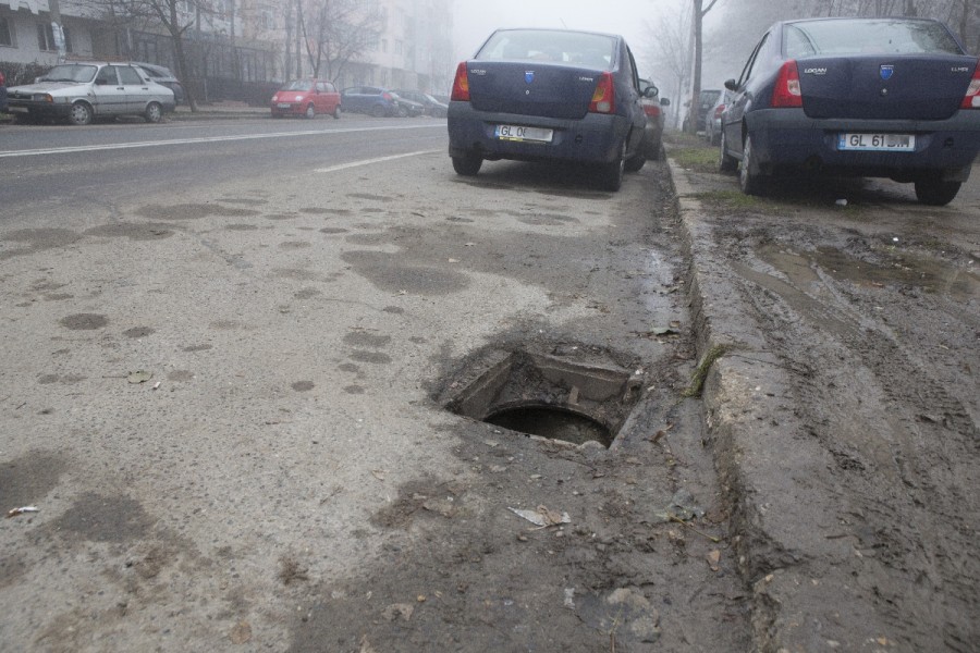 ATENŢIE PE UNDE MERGEŢI! Hoţii vânează în continuare CANALIZĂRILE cu capace metalice (VIDEO)