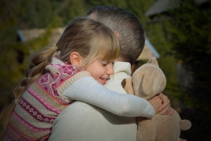 Peste 80.000 de copii au părinţii plecaţi în străinătate. Organizaţia &quot;Salvaţi Copiii&quot; încearcă să-i ajute