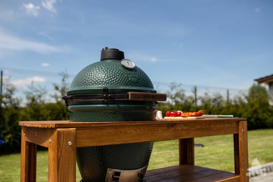 Bucură-te de mese îmbelșugate în familie cu cel mai bun grătar kamado Big Green Egg!