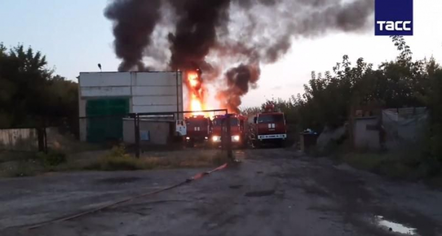 Incendiu masiv la un depozit de combustibili din orașul Donețk