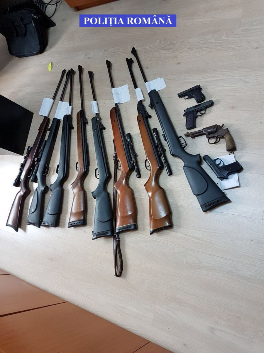 Zeci de arme letale, confiscate de la gălățeni iresponsabili