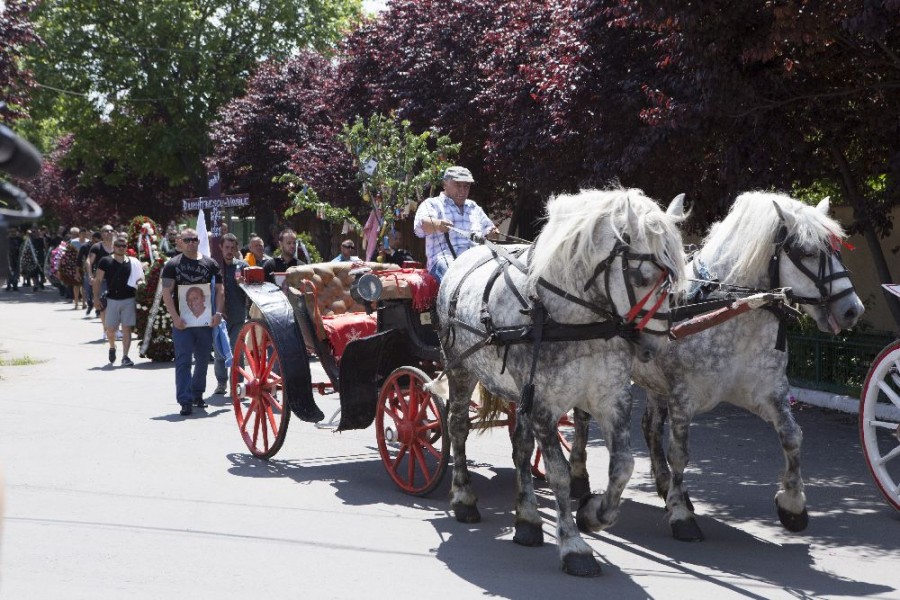 Liderul lumii interlope, dus pe ultimul drum cu limuzine şi lăutari (FOTO)