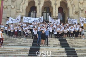 Viitorii studenţi au simulat un protest pe treptele Universităţii în cadrul Şcolii de vară