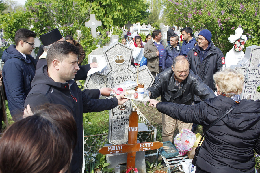 De Paştele Blajinilor, mii de gălăţeni au dat de pomană în cimitir