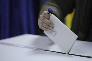 Trecutul politic al celor mai cunoscuţi candidaţi gălăţeni la parlamentare. De la stânga la dreapta şi înapoi