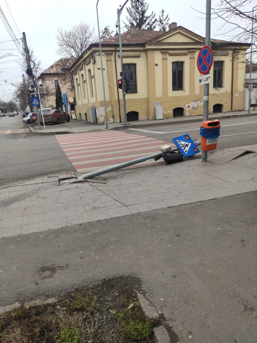 UPDATE. Semafor rupt de un camion pe strada Domnească