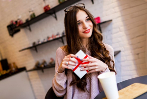 Cadoul potrivit pentru ea: gesturi care spun &bdquo;te văd&rdquo; &icirc;ntr-o lume grăbită