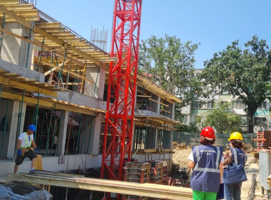 Constructori gălățeni prinși „în ofsaid” de inspectorii de muncă