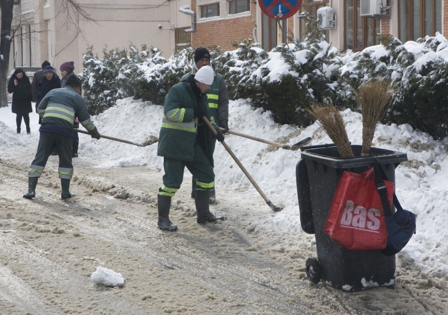 Oraşul gri, după bombardamentul alb (FOTOREPORTAJ)