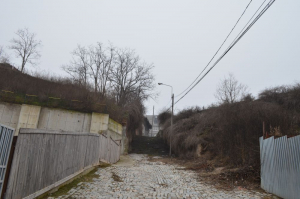 Diferenţă vizibilă între zona consolidată a versantului şi terenul care trebuie stabilizat