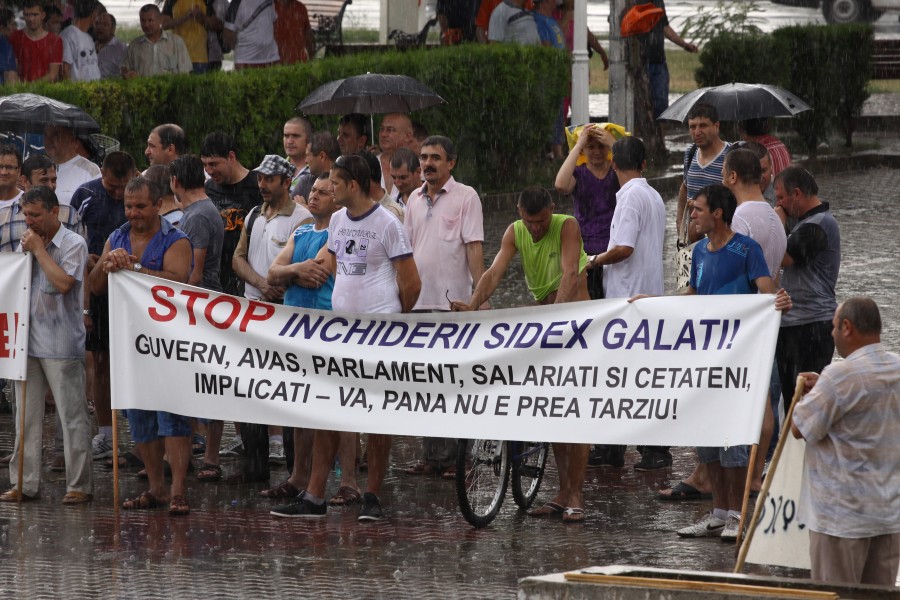 200 de siderurgişti au protestat în ploaie