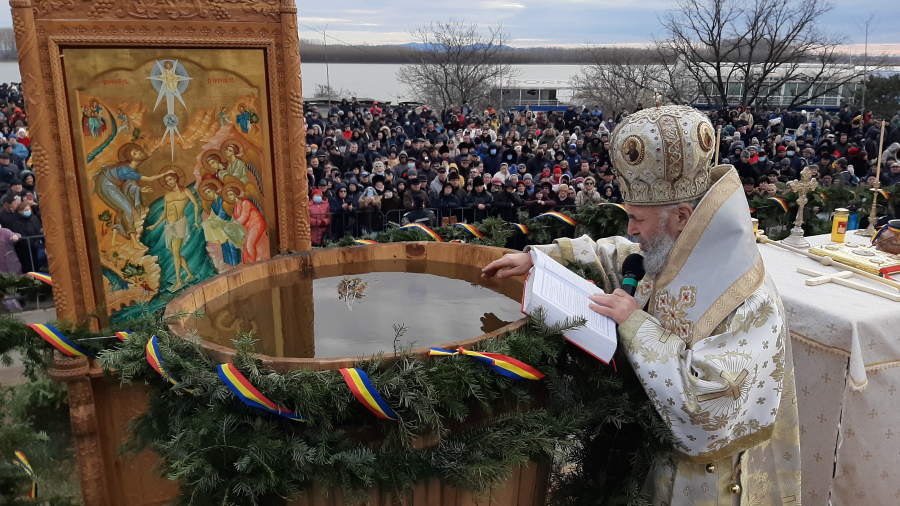 Toate drumurile gălăţenilor au dus la „Iordanul românilor”. Mii de credincioşi, la slujba de Bobotează (FOTO și VIDEO)