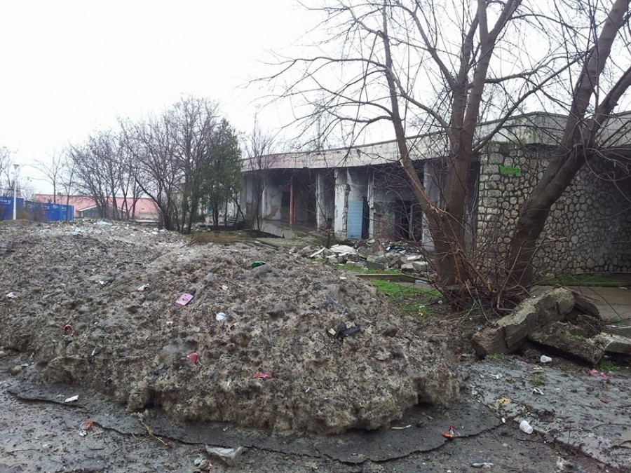 Mizerie, ruine şi nepăsare/ Mormanul negru din Complexul Francezi