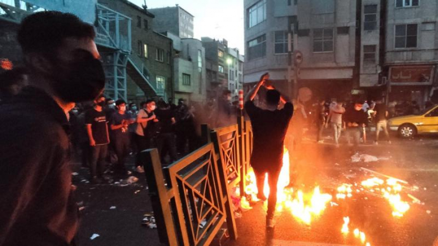 Ciocniri violente între studenții din Teheran și poliție