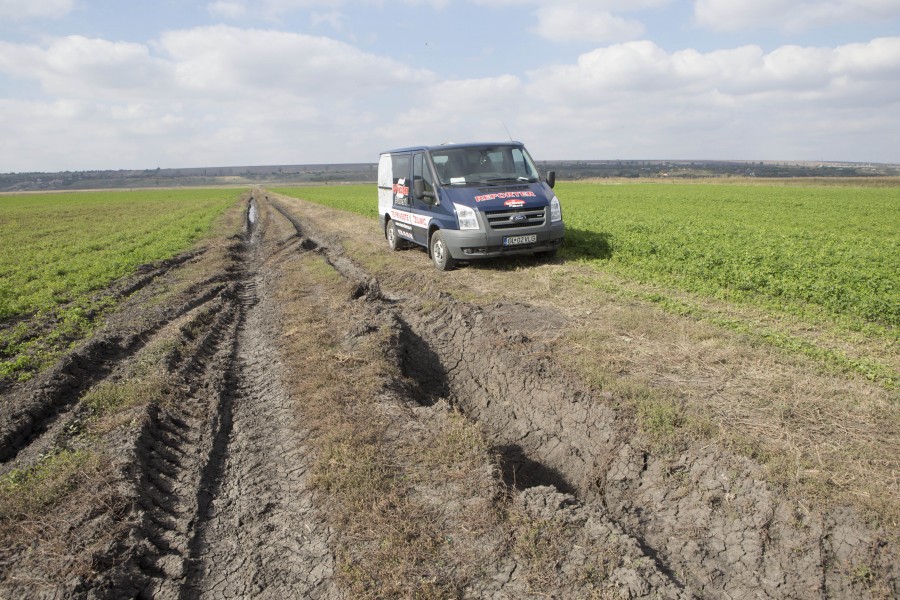 Cheltuială şi pagube: Pământul încă se îneacă în Lunca Brateşului de Nord  