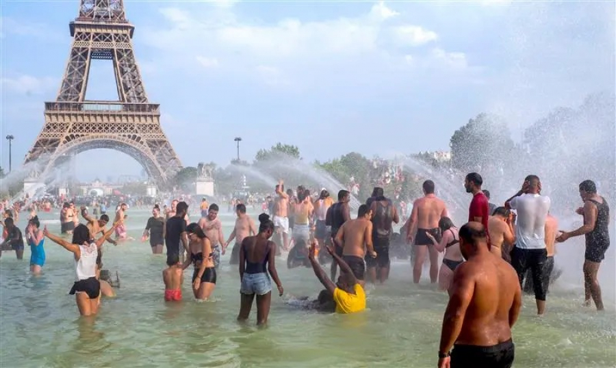 Parisul, sub Cod roșu de caniculă. Peste 1.000 de şcoli închise