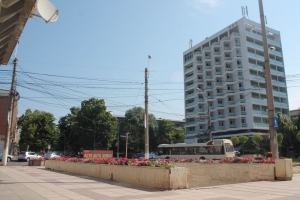 REPORTAJ/ Centrul Galaţiului se ofileşte pe zi ce trece: &quot;Îl invit pe domnul primar să îşi murdărească pantofii&quot; (FOTO)
