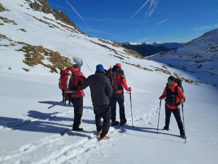 Gălăţean rănit şi aproape îngheţat, recuperat de pe munte de salvamontiști