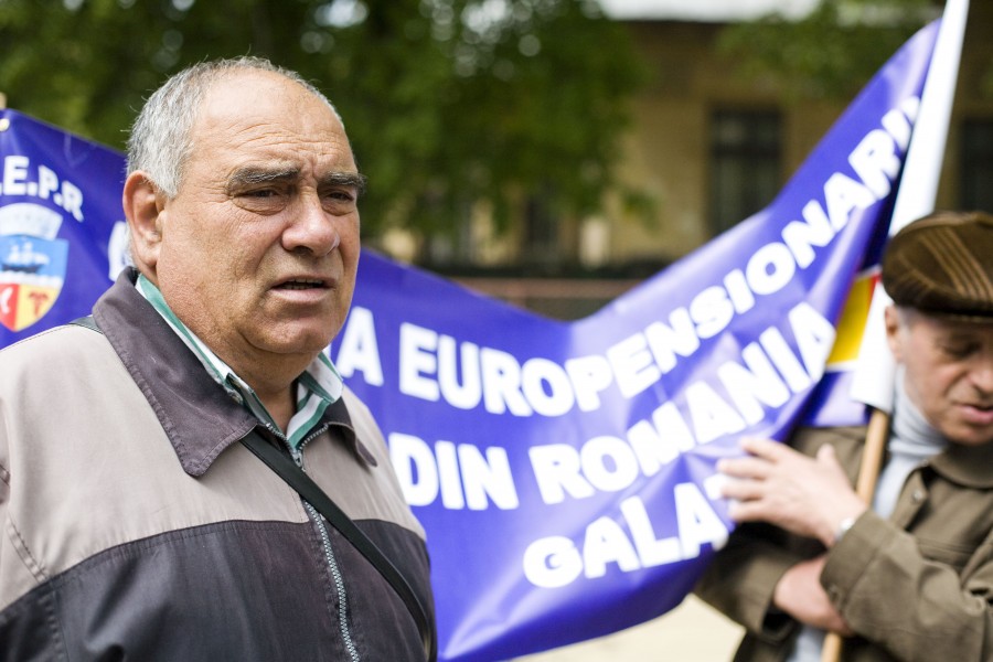 Pensionarii au pichetat Guvernul - Protest cu leşin