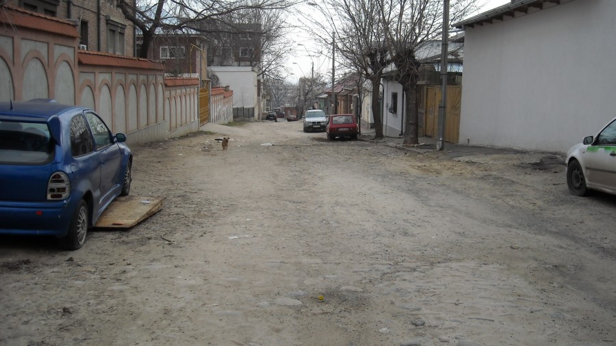 Pe strada Victoriei: Noroi şi praf, în loc de asfalt