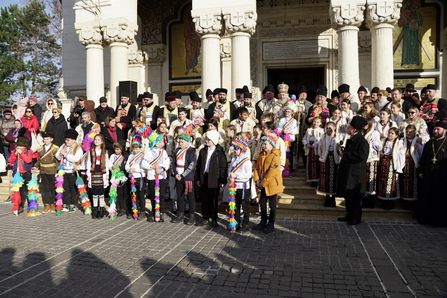 Tradiții de Crăciun și Anul Nou, prezentate pe esplanada Catedralei Arhiepiscopale