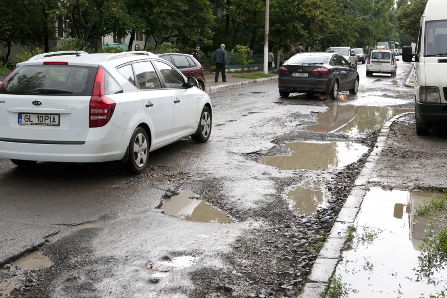 Galaţiul sub asediul gropilor: Strada Barboşi - un fleac, s-a ciuruit!