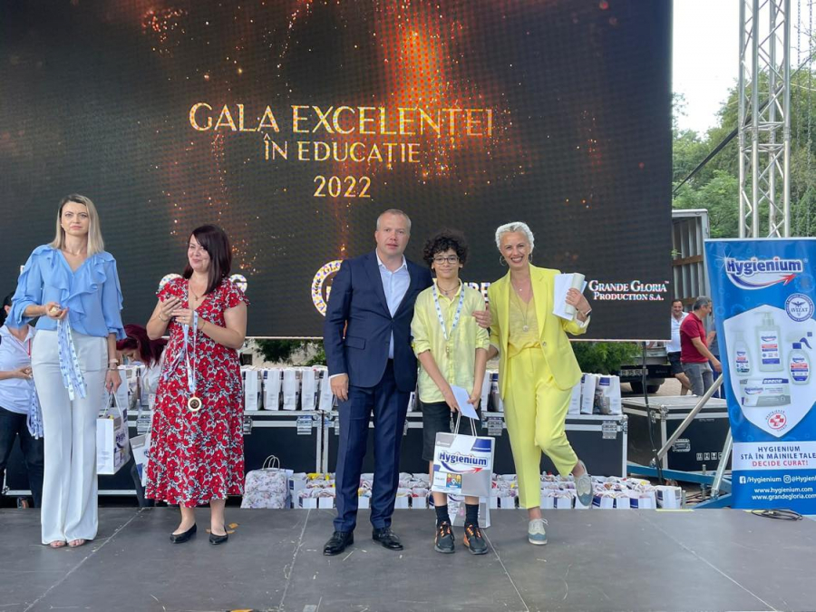 Elevii de 10 ai Galaţiului au fost premiaţi la ediţia a doua a Galei Educaţiei (FOTO și VIDEO)