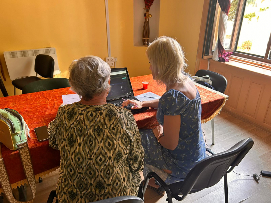 Pensionarii gălățeni învață să folosească Google Maps