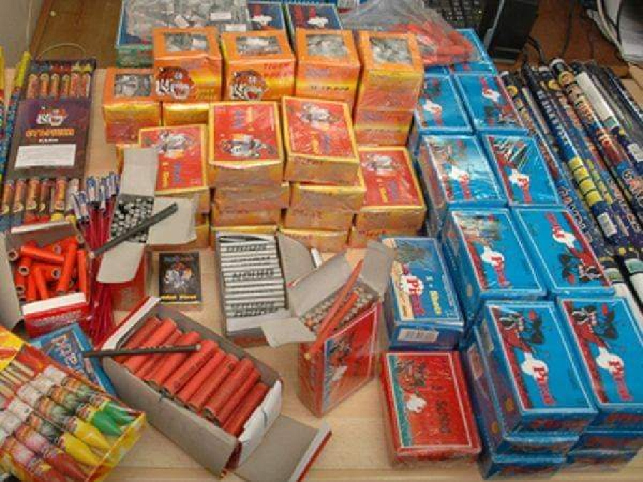 Mii de petarde și baterii de artificii, confiscate de polițiști