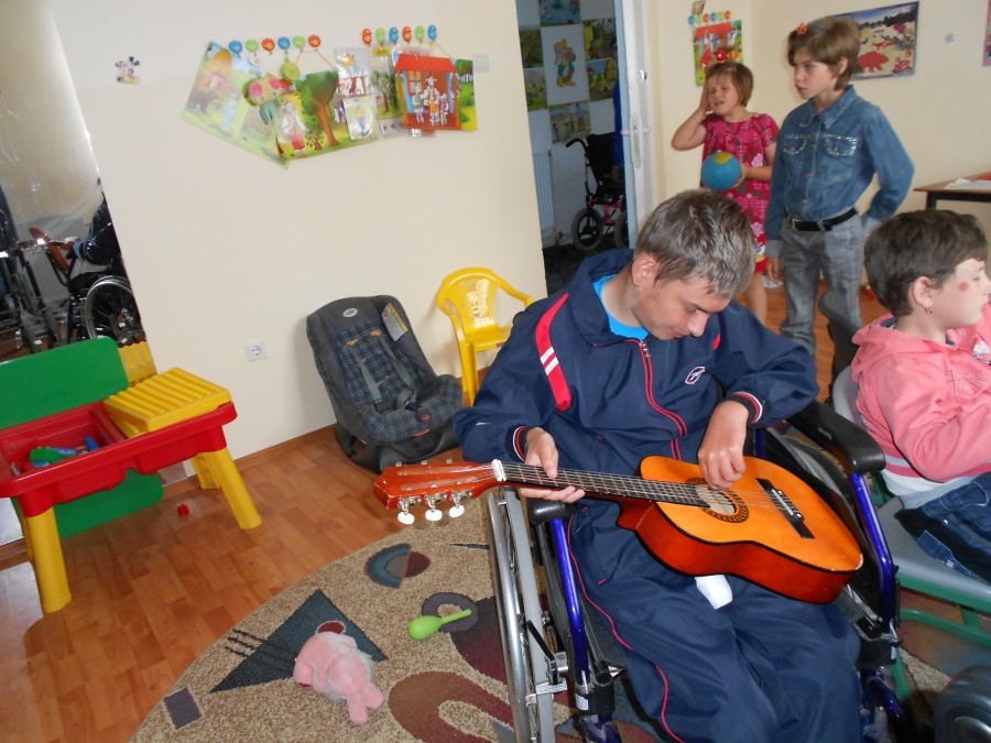 La Centrul de zi "Mihaela" din Lieşti/ Copiii cu dizabilităţi cântă, dansează şi se simt bine