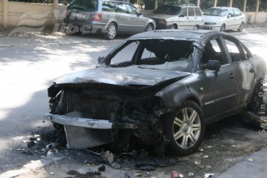 Volkswagen Passat incendiat noaptea, în Aeroport