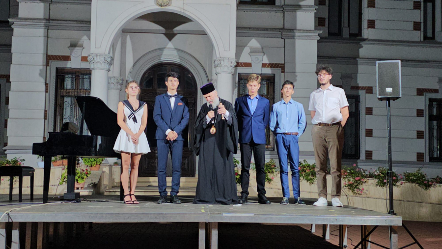 Tineri gălăţeni şi invitaţi de valoare, omagiindu-l pe George Enescu şi moştenirea muzicală a zonei