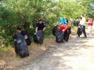 Jandarmii au intervenit în forţă la Brateş! Au adunat 120 de saci de gunoi