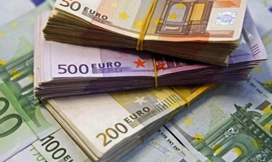 Cursul euro a pierdut doi bani în ultima lună