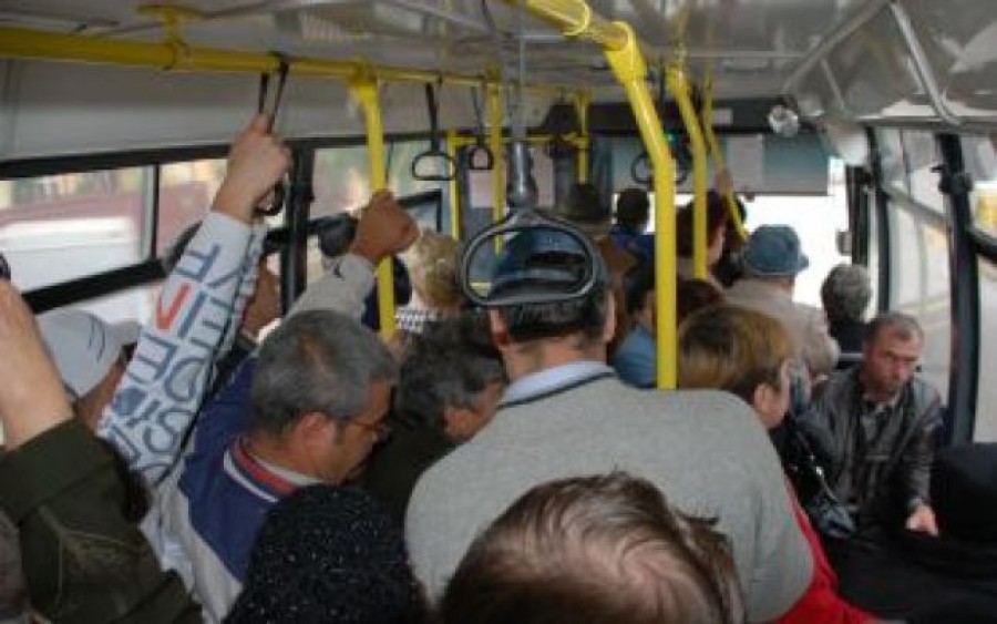 Miroşi urât? Jos cu tine din autobuz!