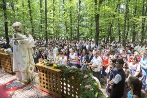 Sărbătoarea Mănăstirii &quot;Buciumeni&quot;. Oaspeţi la „Catedrala cu vitralii foşnitoare&quot;