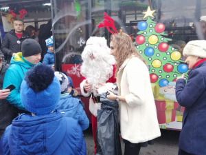 Zeci de prichindei s-au plimbat cu autobuzul lui Moş Crăciun