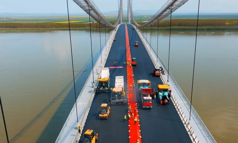 Asfaltul podului peste Dunăre a crăpat pe zeci de metri