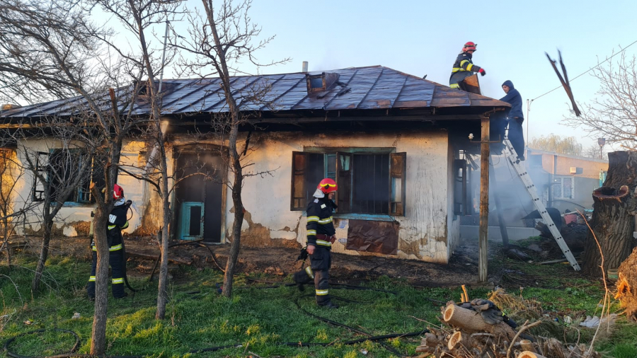 O casă a fost incendiată în miezul zilei